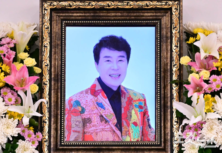 가수 송대관의 빈소가 7일 서울 종로구 서울대학교병원 장례식장에 마련됐다. 발인은 9일 오전 11시, 장지는 서울추모공원이다. 사진공동취재단