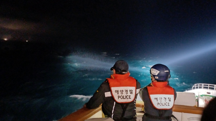 기사와 관계 없음. 제주 해상 어선 좌초사고 실종자 야간수색 모습. 연합뉴스 