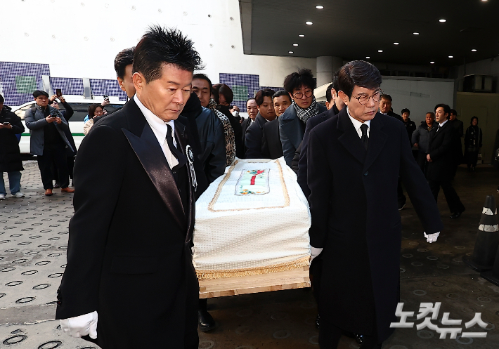 태진아와 설운도를 포함한 조문객들이 9일 서울 종로구 서울대병원 장례식장에서 열린 가수 송대관의 발인에 참석해 있다. 사진공동취재단