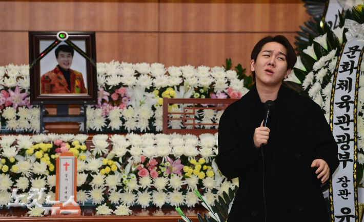9일 서울 종로구 서울대병원 장례식장에서 열린 가수 송대관의 영결식에서 김수찬이 고인의 성대모사를 하고 있다. 사진공동취재단
