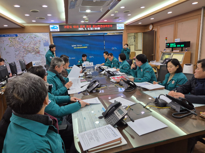 정기명 여수시장이 9일 오전 서경호 침몰사고와 관련해 긴급 재난안전대책본부 회의를 주재하고 있다. 여수시 제공