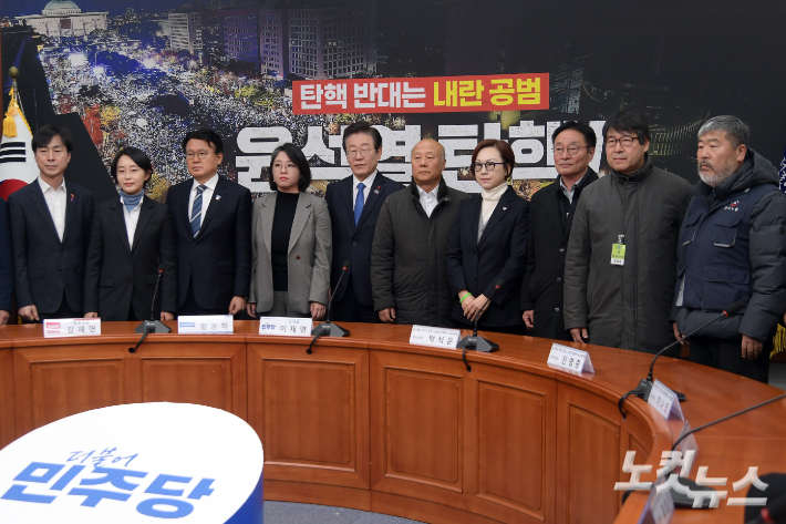 지난해 13일 서울 여의도 국회에서 열린 야5당-윤석열즉각퇴진·사회대개혁 비상행동 연석회의에서 더불어민주당 이재명 대표, 기본소득당 용혜인 대표, 사회민주당 한창민 대표, 진보당 김재연 상임대표, 조국혁신당 황운하 원내대표, 박석운 윤석열즉각퇴진사회대개혁 비상행동 위원장 등 참석자들이 기념촬영을 하고 있다. 윤창원 기자