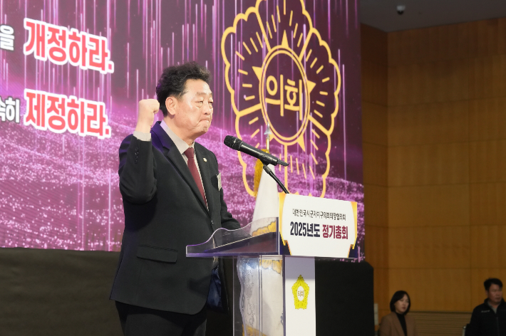 경주시의회 이동협 의장이 지방의회법 제정 선언문을 낭독하고 있다. 경주시의회 제공