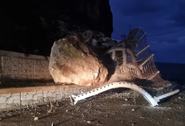 울릉 일주도로에 발생한 낙석. 울릉군 제공