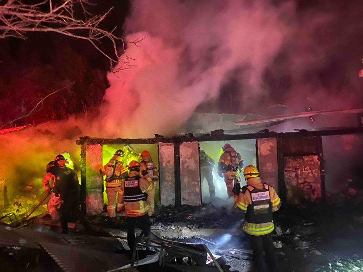 9일 오후 7시55분쯤 강원 동해시 망상동의 한 주택에서 화재가 발생해 출동한 소방대원 등에 의해 1시간 30여분 만에 진화됐다. 강원소방본부 제공