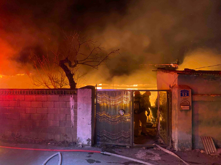 9일 오후 7시55분쯤 강원 동해시 망상동의 한 주택에서 화재가 발생해 출동한 소방대원 등에 의해 1시간 30여분 만에 진화됐다. 동부지방산림청  제공