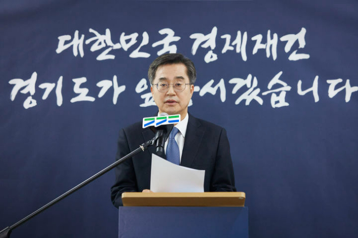 민생경제 회복을 위한 취지로 수원시의 한 설렁탕집에서 2025 신년 기자회견을 개최한 김동연 경기도지사. 경기도 제공