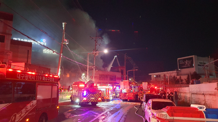9일 오후 6시 53분쯤 대구 달서구 장기동의 한 폐기물 보관 창고에서 불이 났다. 대구소방안전본부 제공