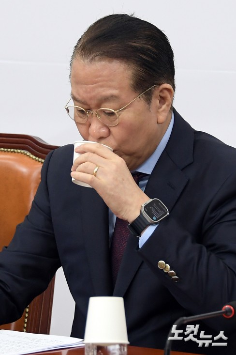 물 마시는 권영세 비상대책위원장