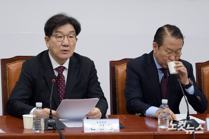 발언하는 권성동 원내대표