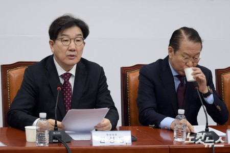 발언하는 권성동 원내대표