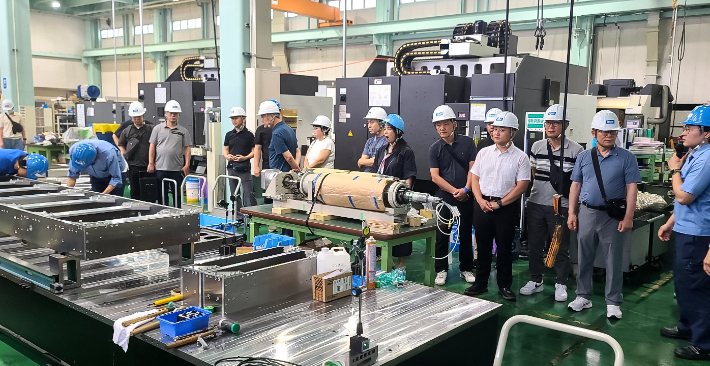 영진전문대 정밀기계공학과 2학년생들이 지난해 일본 기술연수에 나서, 도쿄도 지바현 씽크레보토리 회사를 견학하고 있다. 영진전문대 제공    