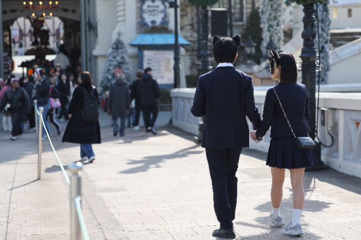 입춘(立春)을 하루 앞두고 포근한 날씨를 보인 2일 오전 서울 송파구 롯데월드 매직아일랜드를 찾은 이용객들이 야외 놀이동산을 즐기고 있다. 연합뉴스