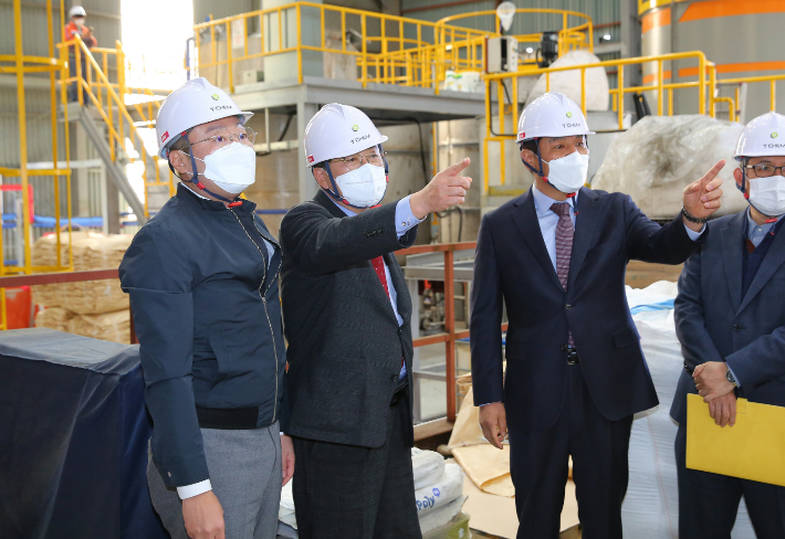 주낙영 시장이 경주지역 기업체를 방문해 현장을 둘러보고 있다. 경주시 제공 