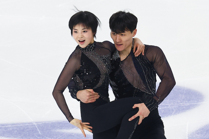 하얼빈 동계아시안게임 피겨 페어 북한 렴대옥과 한금철이 10일 중국 하얼빈 헤이룽장 빙상훈련센터 다목적홀에서 훈련하고 있다. 연합뉴스