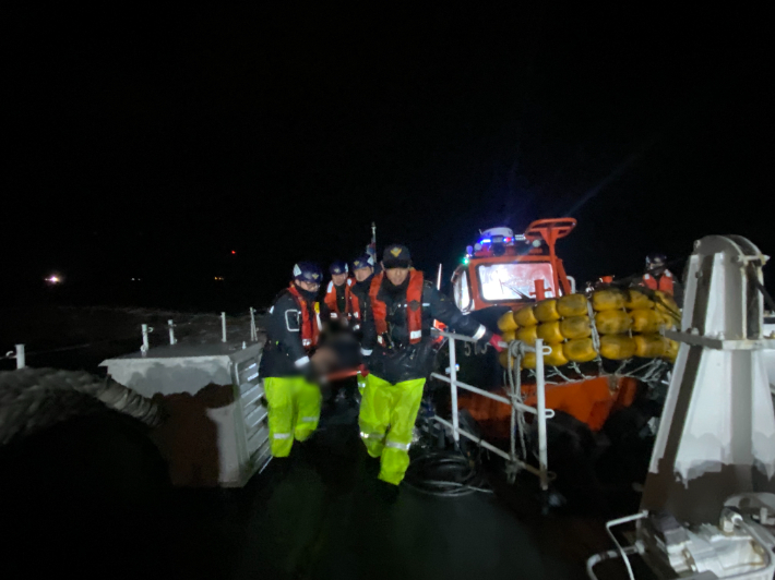 해경이 구조된 승선원을 경비함정으로 옮기고 있다. 여수해경 제공
