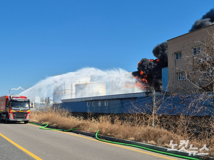 10일 오전 11시 15분쯤 울산 울주군 온산읍 처용리 유나이티드터미널코리아 공장에서 탱크로리가 폭발했다. 이상록 기자