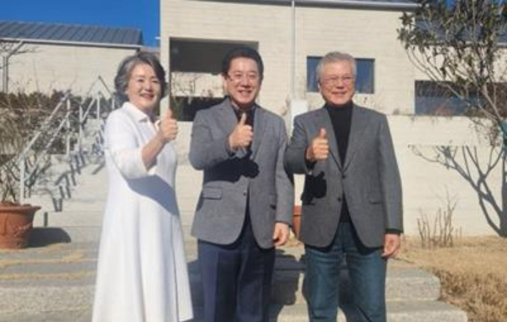 김영록 지사는 지난 9일 경남 양산시 평산마을을 찾아 문재인 전 대통령 내외를 만났다. 김영록 지사 페이스북 캡처