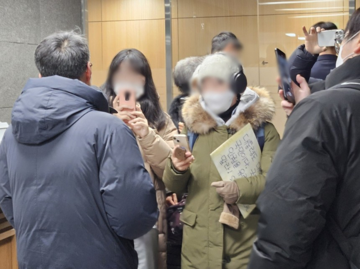 국가인권위원회 14층에서 직원들과 대치 중인 윤석열 대통령 지지자들. 연합뉴스