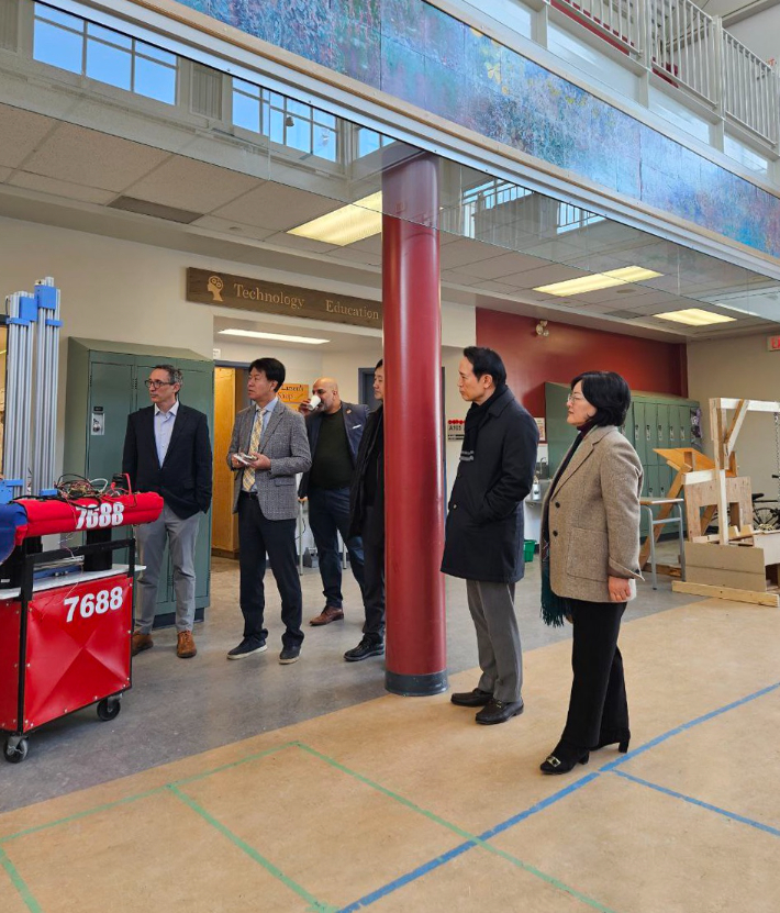 임태희 경기도교육감이 현지 학교를 둘러보고 있다. 경기도교육청 제공