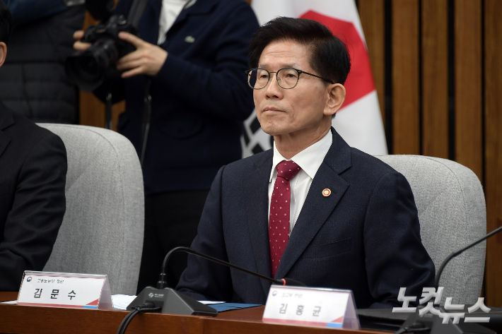 김문수 고용노동부 장관이 10일 서울 여의도 국회에서 열린 K-방산수출 지원을 위한 당정협의회에 참석하고 있다. 윤창원 기자