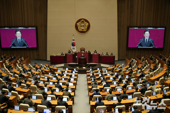 더불어민주당 이재명 대표가 10일 서울 여의도 국회에서 열린 제422회 국회(임시회) 제02차 본회의에서 교섭단체대표연설을 하고 있다. 윤창원 기자