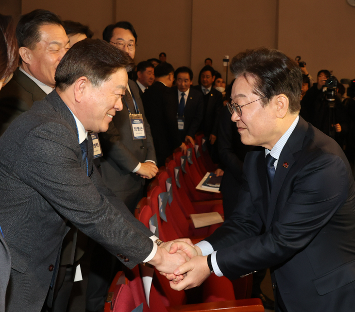 10일 시상식에서 박승원 광명시장과 이재명 대표가 악수를 하고 있다. 박승원 광명시장 측 제공
