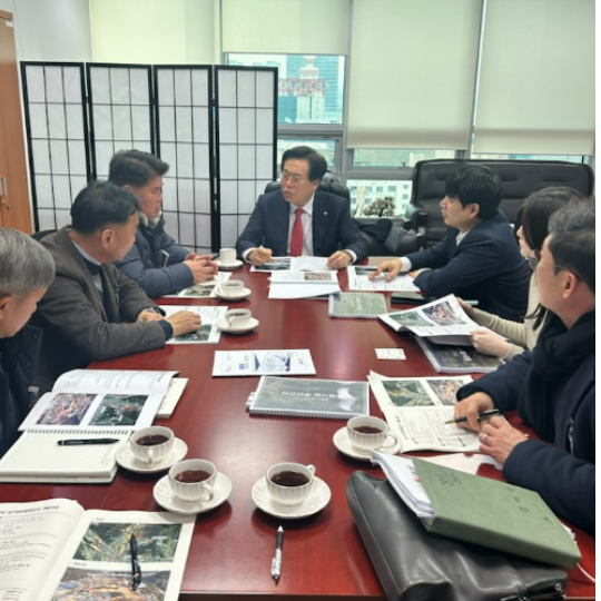 10일 밀양시 나노경제국장과 투자유치과 공무원이 국회를 방문해 박상웅 국회의원에게 투자유치 중점사업을 설명하고 있다. 밀양시 제공