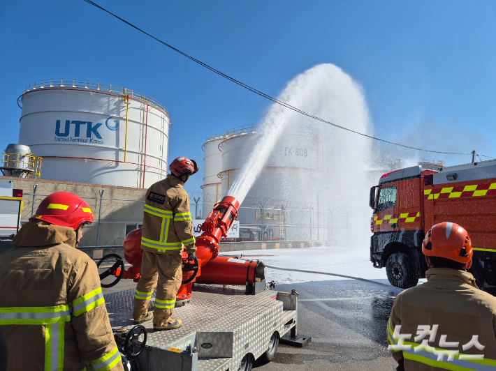 화재 현장에 투입된 대용량 방사포. 이상록 기자
