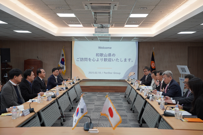 팬스타그룹 김현겸 회장(왼쪽 가운데)이 10일 그룹 사옥을 방문한 와카야마현의 기시모토 슈헤이 지사(오른쪽 앞에서 4번째) 등과 협력 방안에 관해 논의하고 있다. 팬스타그룹 제공
