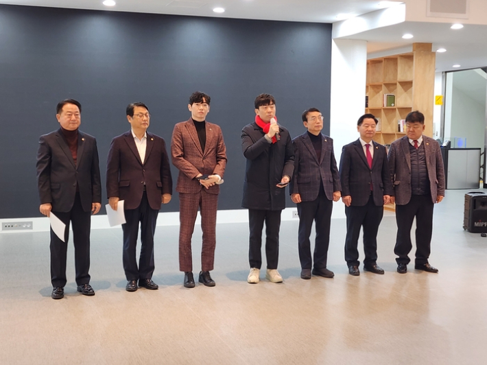 10일 국민의힘 소속 인천 시의원들이 인천시의회 본관 1층에서 세계선거기관협의회 퇴출을 요구하는 기자회견을 하고 있다. 왼쪽부터 이인교, 김대중, 김용희, 신성영, 허식, 김종배, 박창호 의원. 인천시의회 제공