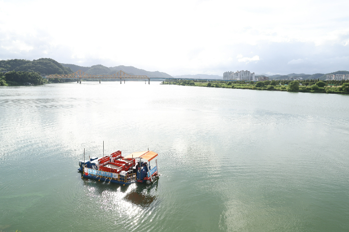 녹조제거선. 경남도청 제공 