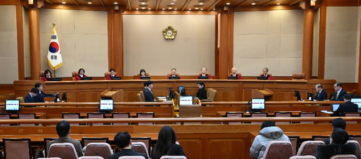 문형배 헌법재판소장 권한대행을 비롯한 헌법재판관들이 10일 서울 종로구 헌법재판소 대심판정에서 열린 마은혁 재판관 후보자 불임명 관련 권한쟁의심판 2차 변론기일에 입장해 자리에 앉아 있다. 연합뉴스