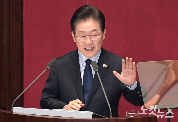 더불어민주당 이재명 대표가 10일 서울 여의도 국회에서 열린 제422회 국회(임시회) 제02차 본회의에서 교섭단체대표연설을 하며 손을 들어보이고 있다. 윤창원 기자