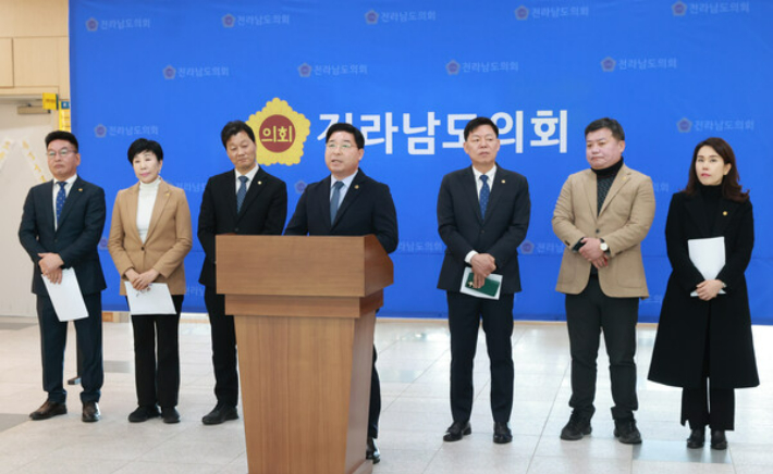 민주당 순천 전남도의원들이 순천시에 민생회복지원금을 요구하고 있다. 전남도의회 제공