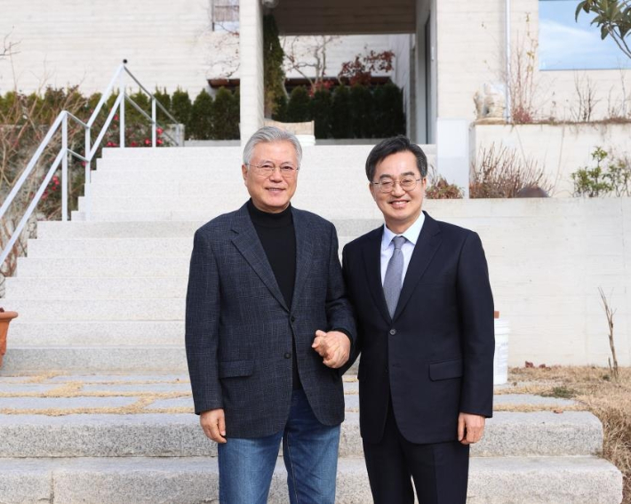 지난해 12월 20일 경남 양산 평산마을을 찾은 김동연 경기도 지사와 문재인 전 대통령. 경기도 제공