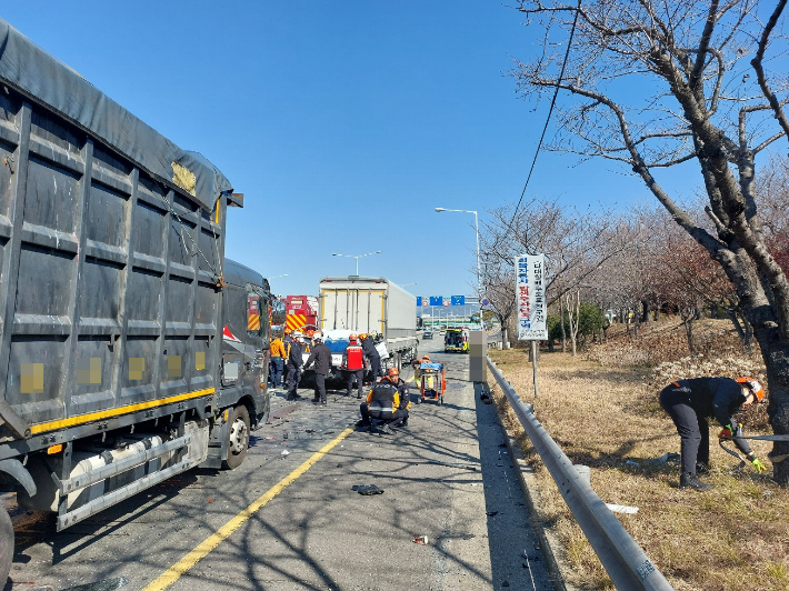 10일 오전 11시 50분쯤 부산 사상구 강변도로에서 화물차 3중 추돌 사고가 발생해 1명이 다쳤다. 부산경찰청 제공