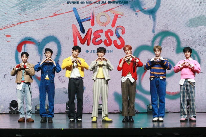 보이그룹 이븐이 10일 오후 2시 서울 광진구 예스24 라이브홀에서 미니 4집 '핫 메스' 쇼케이스를 열었다. 젤리피쉬엔터테인먼트 제