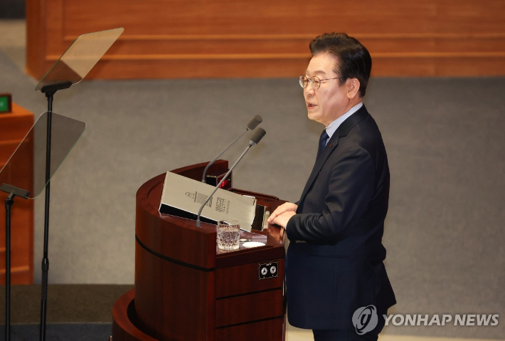 (서울=연합뉴스) 김주형 기자 = 더불어민주당 이재명 대표가 10일 서울 여의도 국회에서 열린 본회의에서 교섭단체 대표연설을 하고 있다. 2025.2.10 kjhpress@yna.co.kr 연합뉴스