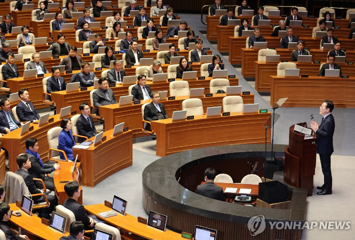 (서울=연합뉴스) 김주형 기자 = 더불어민주당 이재명 대표가 10일 국회에서 열린 본회의에서 교섭단체 대표연설을 하고 있다. 2025.2.10 kjhpress@yna.co.kr 연합뉴스
