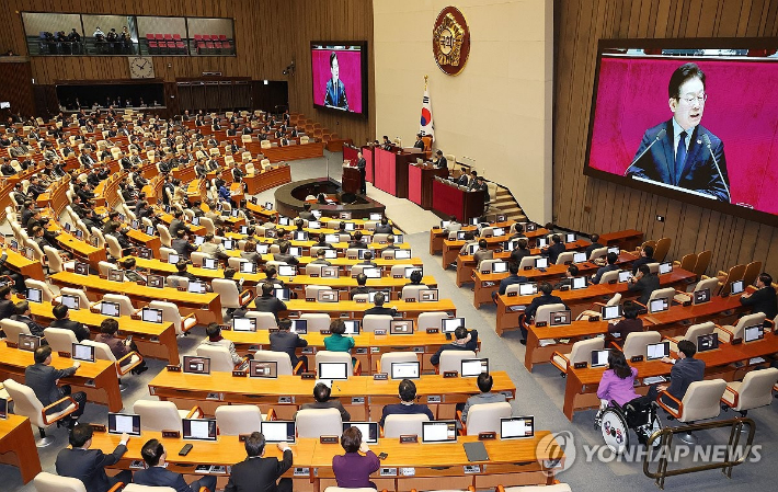 (서울=연합뉴스) 김주형 기자 = 더불어민주당 이재명 대표가 10일 서울 여의도 국회에서 열린 본회의에서 교섭단체 대표연설을 하고 있다. 2025.2.10 kjhpress@yna.co.kr 연합뉴스