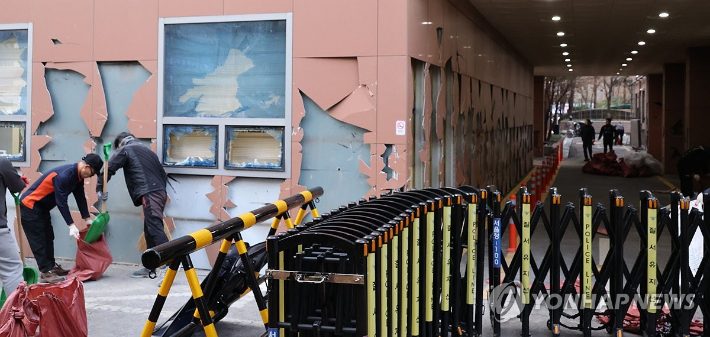 (서울=연합뉴스) 이진욱 기자 = 윤석열 대통령이 내란 우두머리 혐의로 구속되자 일부 윤 대통령 지지자들이 서울서부지방법원 내부로 난입해 불법폭력사태를 일으킨 19일 오후 서부지법에서 청사 관계자들이 파손된 시설물과 물품 등을 치운 뒤 복구작업을 하고 있다. 2025.1.19 cityboy@yna.co.kr 연합뉴스