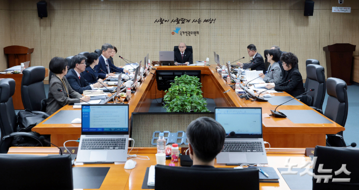 안창호 국가인권위원장이 10일 오후 서울 중구 인권위에서 열린 2차 전원위원회에서 안건을 심의하고 있다. 이날 전원위에는 윤석열 대통령의 탄핵심판 방어권 보장 등의 내용이 담긴 '계엄 선포로 야기된 국가의 위기 극복 대책 권고의 건'이 상정됐다. 류영주 기자