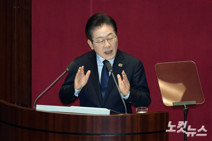 더불어민주당 이재명 대표가 10일 서울 여의도 국회에서 열린 제422회 국회(임시회) 제02차 본회의에서 교섭단체대표연설을 하고 있다. 윤창원 기자