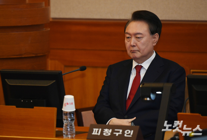 윤석열 대통령이 6일 오전 서울 종로구 헌법재판소 대심판정에서 열린 탄핵심판 6차 변론기일에 출석해 생각에 잠겨 있다. 사진공동취재단