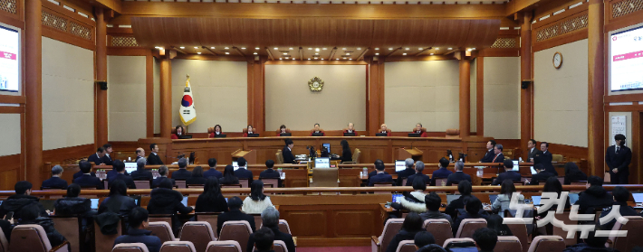 6일 서울 종로구 헌법재판소 대심판정에서 열린 탄핵 심판 6차 변론에 문형배 헌법재판소장 직무대행을 비롯한 헌법재판들이 착석해 있다. 사진공동취재단