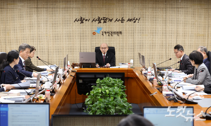 안창호 국가인권위원장이 10일 오후 서울 중구 인권위에서 열린 2차 전원위원회에서 안건을 심의하고 있다. 이날 전원위에는 윤석열 대통령의 탄핵심판 방어권 보장 등의 내용이 담긴 '계엄 선포로 야기된 국가의 위기 극복 대책 권고의 건'이 상정됐다. 류영주 기자