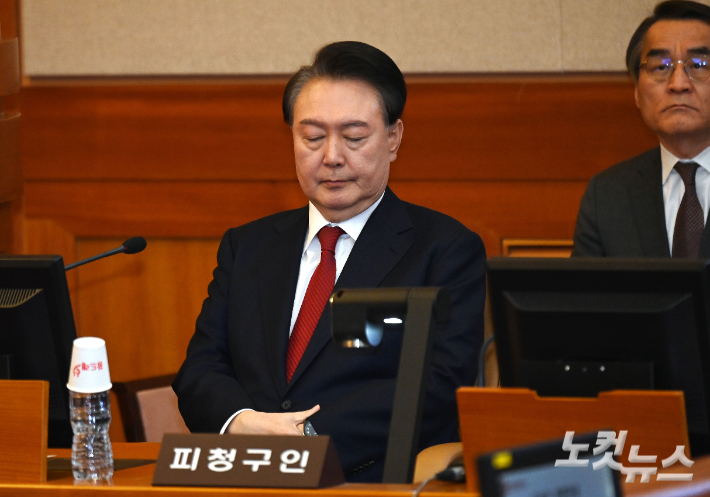 윤석열 대통령이 6일 오전 서울 종로구 헌법재판소 대심판정에서 열린 탄핵심판 6차 변론기일에 출석해 눈을 감고 있다. 사진공동취재단