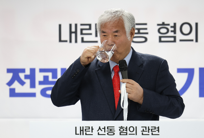 전광훈 사랑제일교회 목사가 5일 오전 서울 영등포구 자유통일당 중앙당사에서 열린 서부지법 난동 사태 관련 기자회견에서 물을 마시고 있다. 연합뉴스