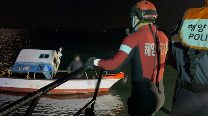해양경찰이 모터보트 사고 현장에서 승선원을 구조하고 있다. 여수해경 제공